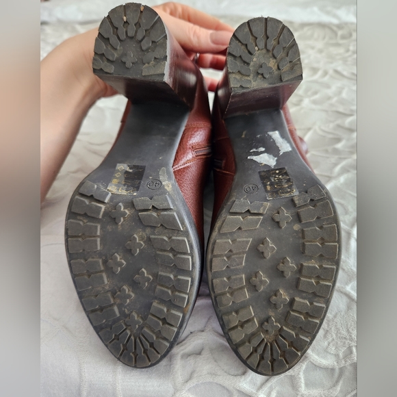 Le Chateau Leather Boots - Picture 7 of 8